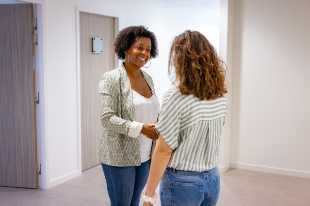 Marjorie en train de travailler, avec un haut et un fond blanc