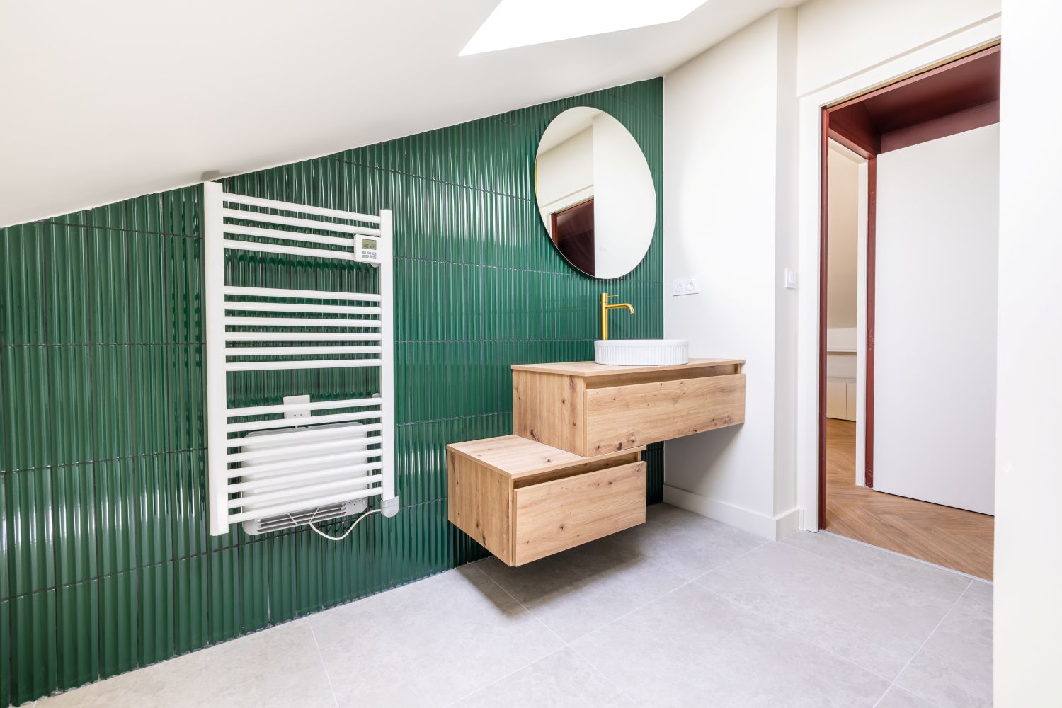 Salle de bain rénovée verte et blanche