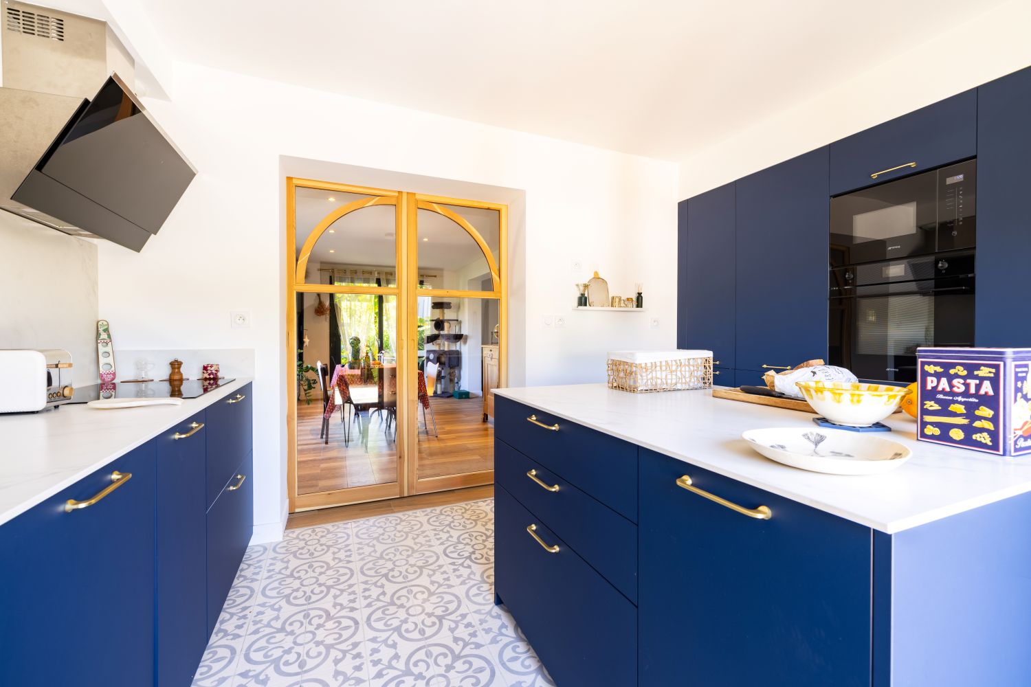Cuisine moderne bleu et plan de travail blanc
