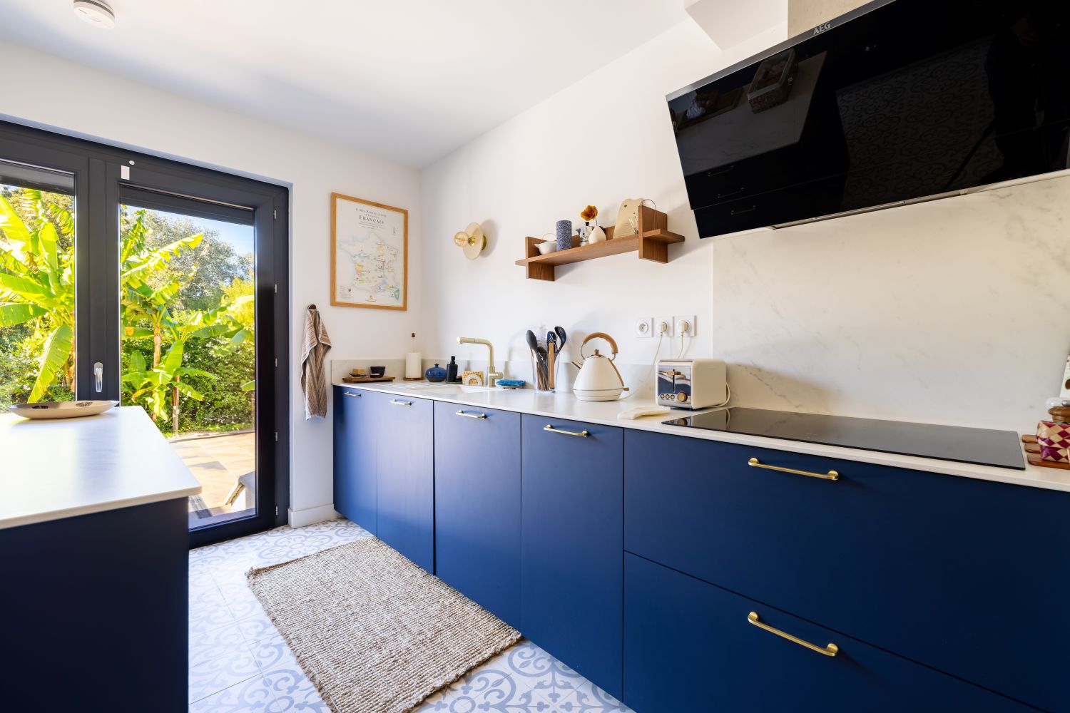 Cuisine moderne bleu et plan de travail blanc